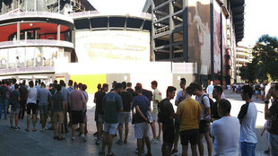 Imagen de las colas en Mestalla este lunes por la tarde.
