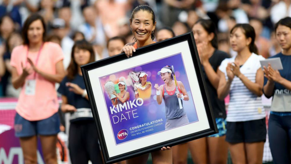 Kimiko Date recibe el homenaje de la WTA y del pblico de Tokio.