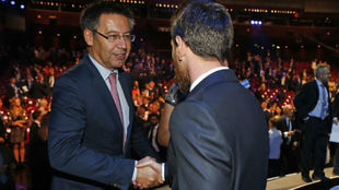 Josep Maria Bartomeu estrecha la mano a Leo Messi.