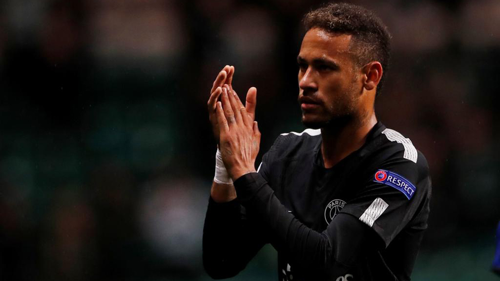 Neymar (25) aplaude tras el final del partido entre el Celtic y el PSG