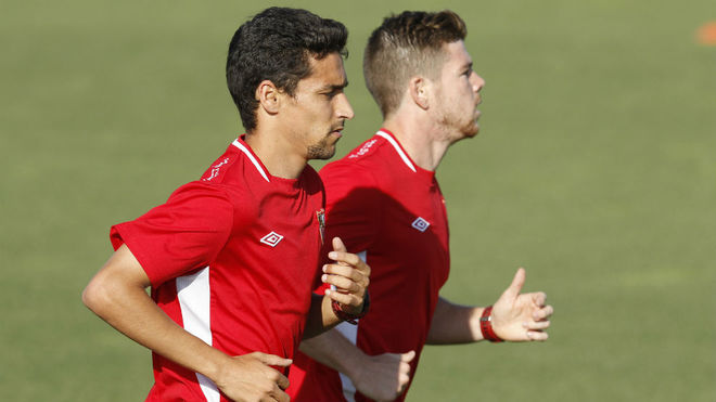 Jess Navas y Alberto Moreno, en un entrenamiento con el Sevilla en...