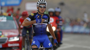 Gianluca Brambilla (30), luego de resultar vencedor de la etapa 15 de...