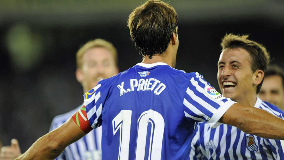 Xabi Prieto celebrando un gol con Oyarzabal