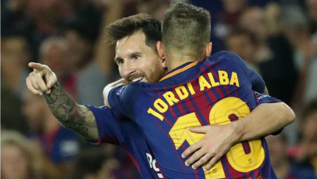 Jordi Alba abraza a Leo Messi.