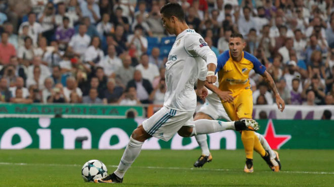 Cristiano Ronaldo ejecuta la pena mxima frente al APOEL.