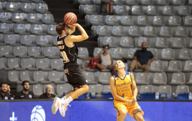 Sergio Llorente, lanza a canasta en un encuentro con el Bilbao Basket.