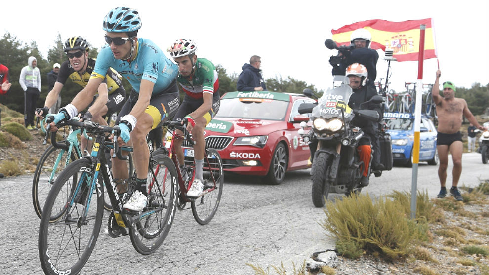 Pello Bilbao durante la Vuelta a Espaa, cuidando de Fabio Aru.