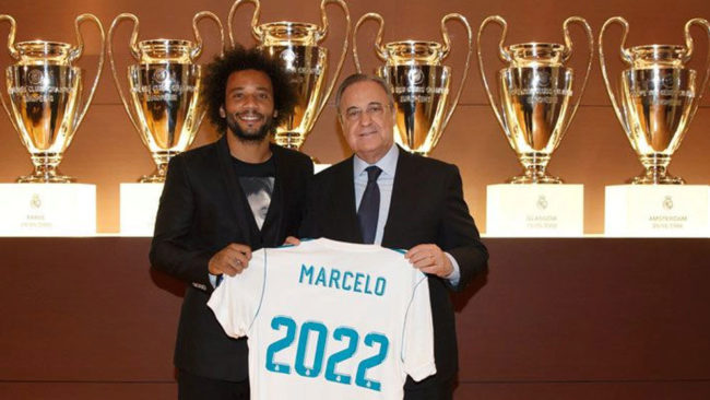Marcelo y Florentino Prez, con una camiseta conmemorativa de su...