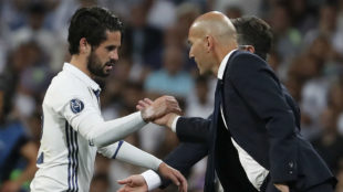 Isco y Zidane se saludan en un partido,