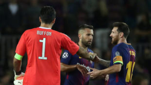 Buffon saluda a Messi al trmino del ltimo Bara-Juventus