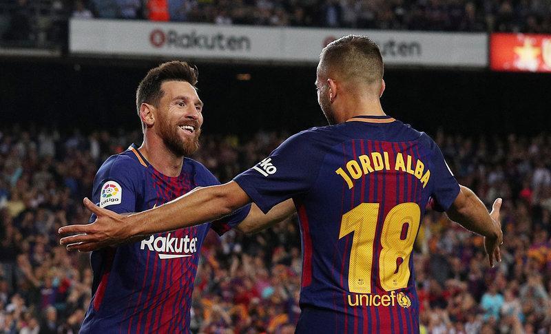 Messi (30) se abraza con Jordi Alba (28) tras anotar ante el Espanyol