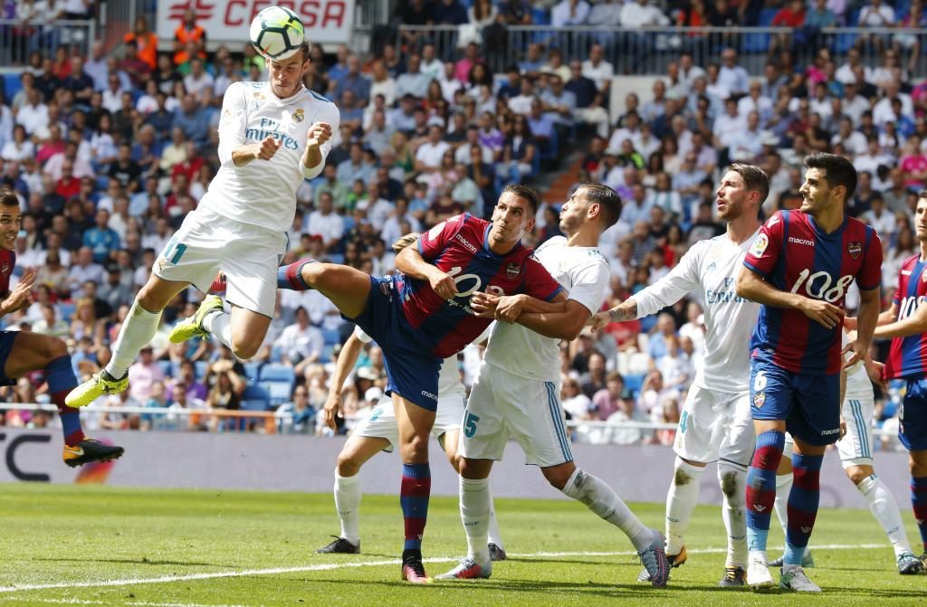 Bale (28) intenta cabecear en el partido entre el Real Madrid y el...