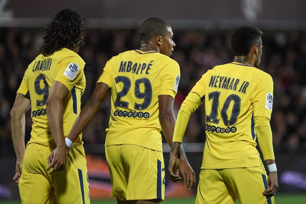 Cavani (30), Mbapp (18) y Neymar (25) tras celebrar una anotacin...