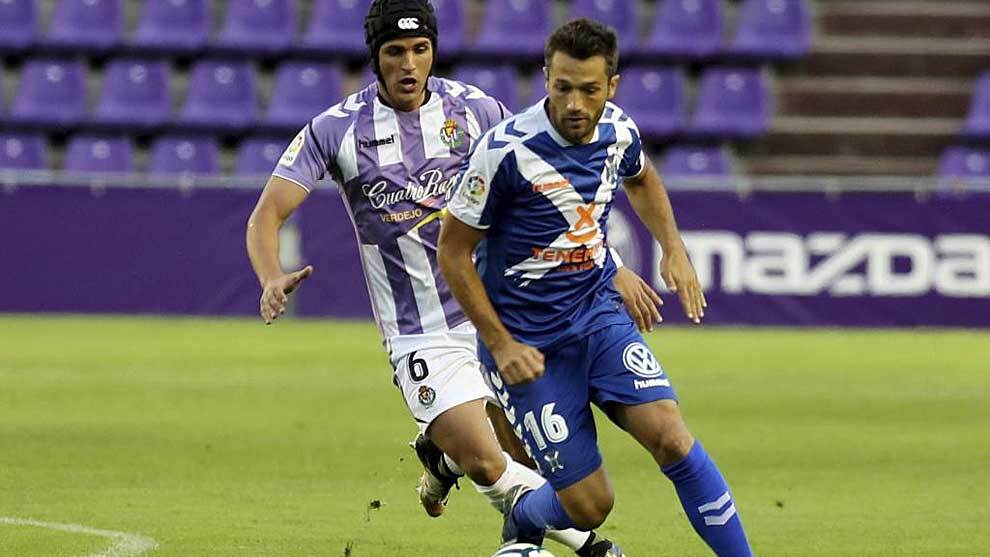 Luismi persigue a Aitor durante el choque entre Valladolid y Tenerife