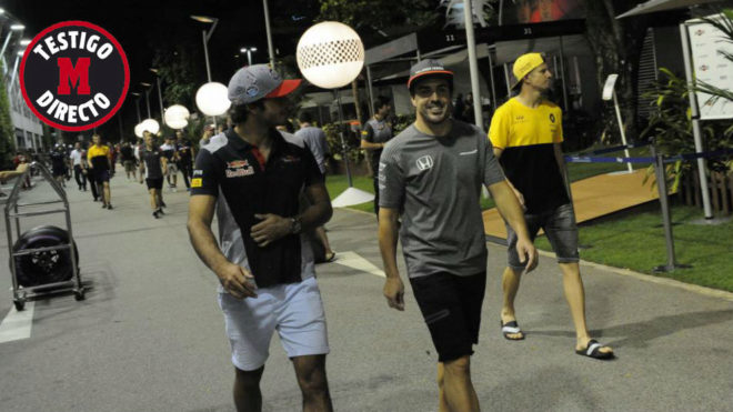 Carlos Sainz y Fernando Alonso pasean por el paddock de Singapur.