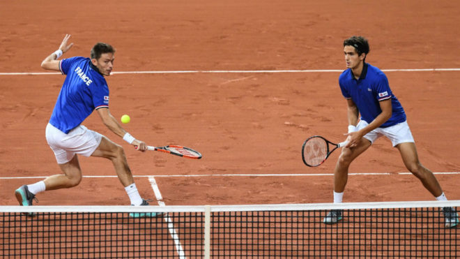 Nicolas Mahut y Pierre-Hugues Herbert, en el partido de dobles ante...