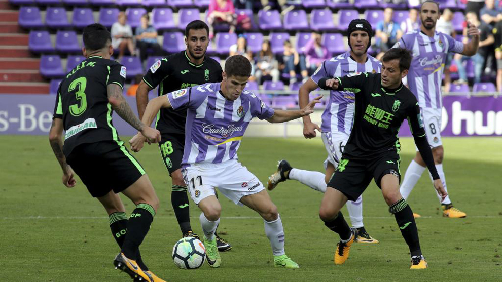 Hervias (24) conduce el baln durante el partido entre el Valladolid...