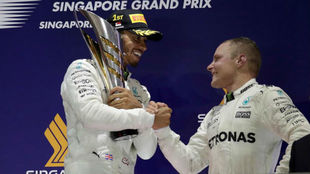 Hamilton y Bottas, en el podio de Marina Bay.