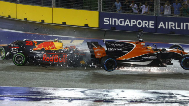 Alonso vuela con su McLaren tras ser embestido por Verstappen en la...