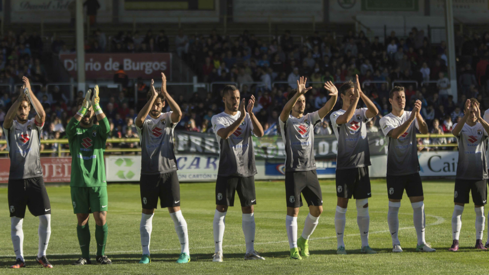 Los jugadores del Burgos C.F. saludan antes de un partido