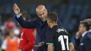 Zidane le da indicaciones a Lucas