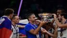 Igor Kokoskov recibe el trofeo de campen del Europeo de manos de...