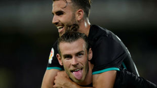 Bale saca la lengua con Borjs Mayoral subido a su espalda.