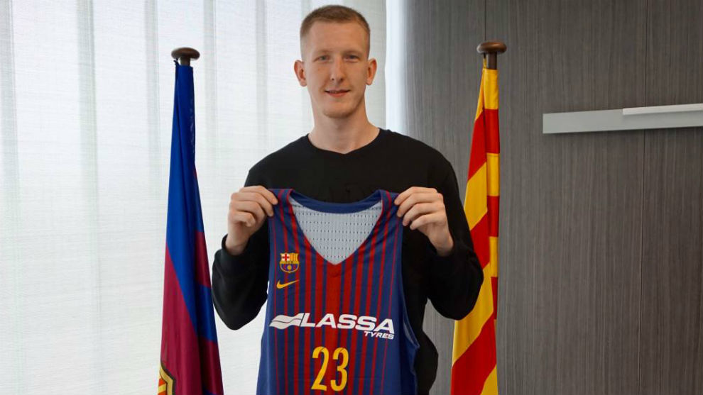 Roland Smits posa con la camiseta del Barcelona.
