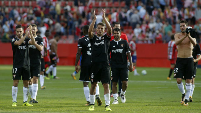 Los jugadores del Sevilla aplauden a su aficin en Montilivi.
