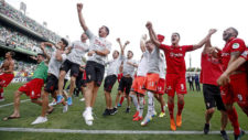 Los jugadores del Sporting celebran el ascenso en el csped del...