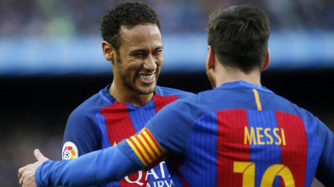 Neymar y Messi se dan un abrazo para celebrar un gol.