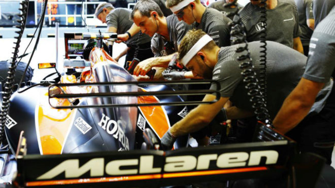 Los mecnicos de McLaren trabajan en el box del equipo en Singapur.