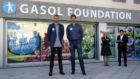 Marc y Pau Gasol delante del edificio de su Fundacin