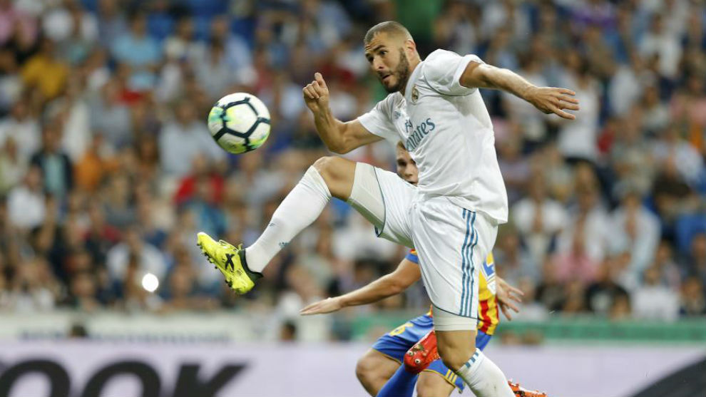 Benzema intenta controlar un baln ante el Valencia en el Bernabu.