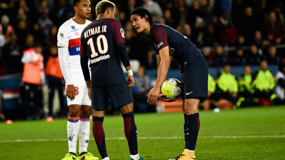 Cavani y Neymar se disputan el lanzamiento del penalti ante el Lyon.