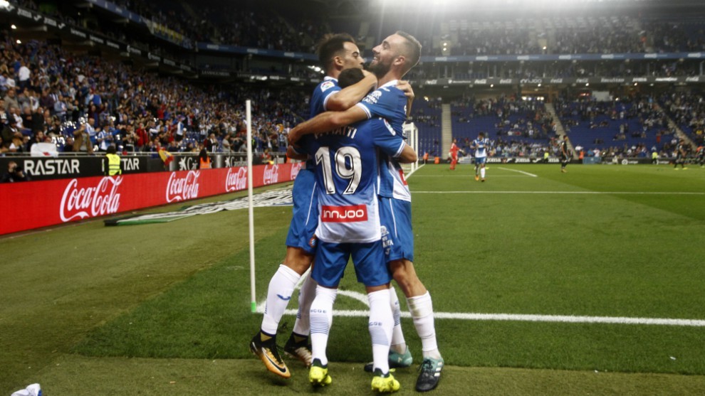 Jugadores del Espanyol celebra un gol ante el Celta