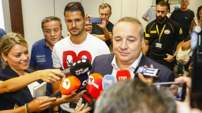 Ramrez, con Vitolo a sus espaldas, atiende a los medios.