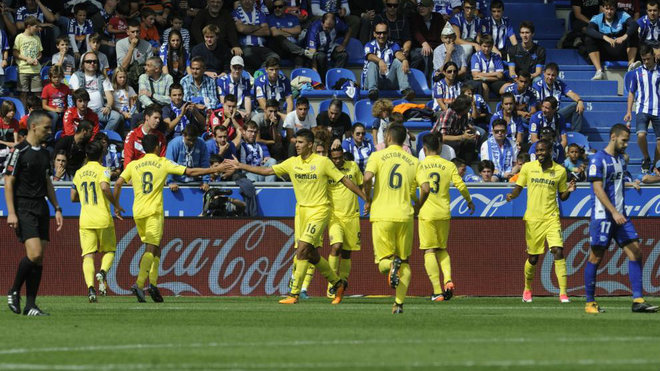 Los jugadores del Villarreal celebran un gol en Mendizorroza.