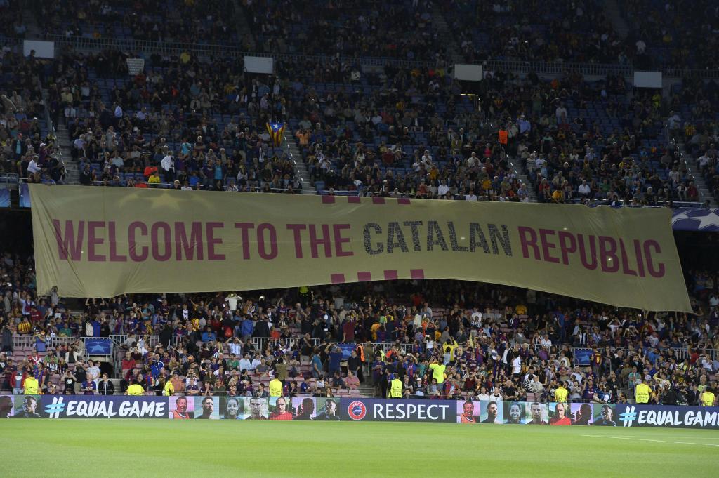 Pancarta deslizada en el Camp Nou