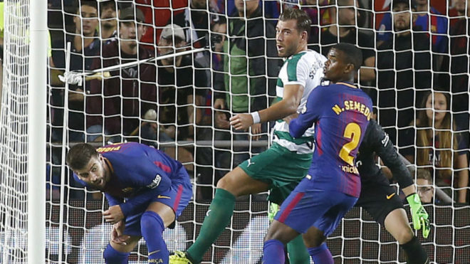 Enrich pugna con Semedo durante el partido del Camp Nou.