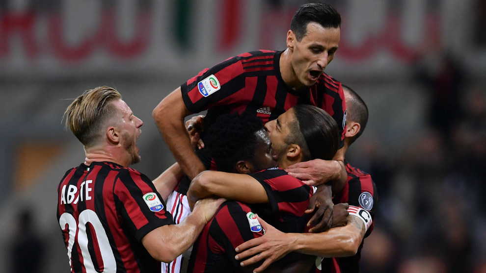 Los jugadores del Milan celebrando un gol