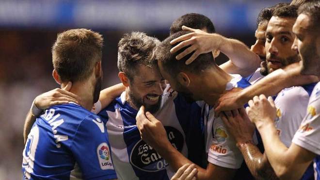 Los jugadores del Deportivo se abrazan para celebrar el tanto ante el...