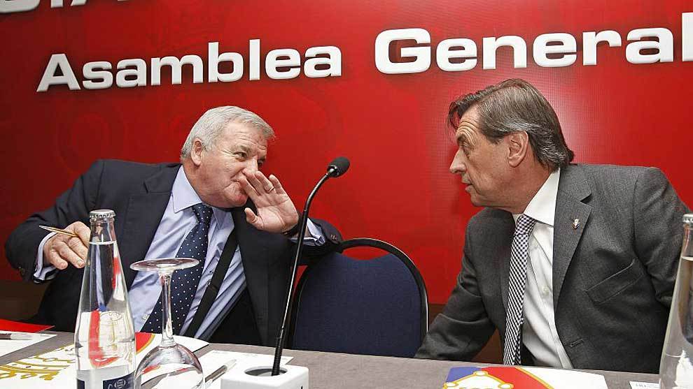 Patxi Izco y Miguel Archanco, durante la asamblea general de socios...