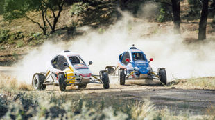 Carlos Sainz padre e hijo compiten con dos cars-cross.
