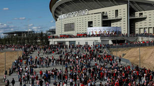 La aficin rojiblanca llegando al Wanda Metropolitano