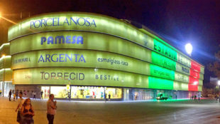 La fachada del estadio de La Cermica iluminada con la bandera de...
