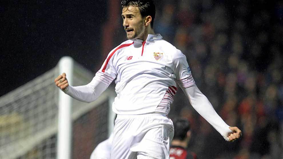 Juan Muoz celebra un gol con el Sevilla en Anduva