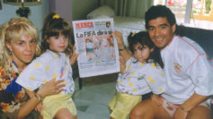 Maradona, su entonces mujer y sus dos hijas posan con un ejemplar de...