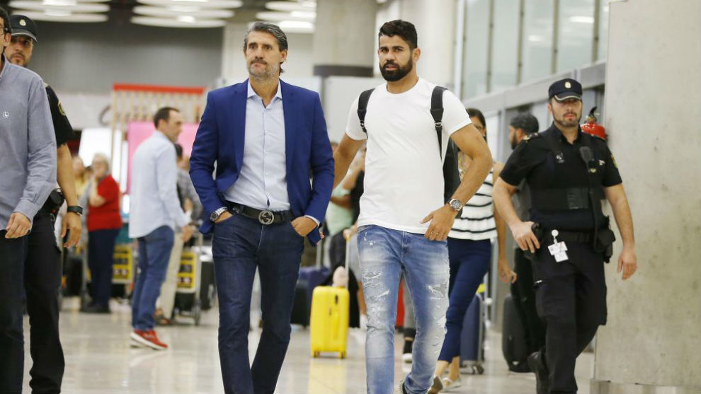 Diego Costa, acompaado de Caminero, a su llegada de Madrid