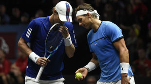 Nadal y Berdych cambian impresiones durante el partido.